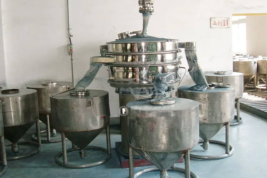 振蕩篩主要特點(diǎn)：換網(wǎng)容易，全封閉模式粉末不飛揚(yáng)，可連續(xù)作業(yè)