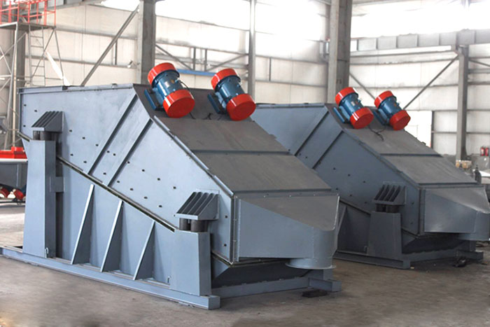 ZSG礦用振動(dòng)篩采用雙電機(jī)振動(dòng)，電機(jī)位置安裝在頂部，便于更好的傳遞振動(dòng)力。