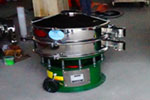 800型單層三次元振動(dòng)篩，產(chǎn)量可達(dá)800kg/h。