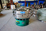 1200型三次元振動(dòng)篩，產(chǎn)量可達(dá)2100kg/h。